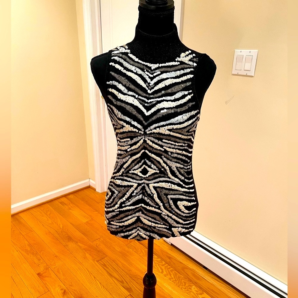 Cache beautiful sequence top L,elegant design perfect condition